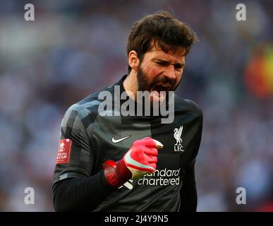 LONDRA, INGHILTERRA - APRILE 16:il Liverpool's Alisson Becker celebra il traguardo di Liverpool 3rd del Liverpool's Sadio Mane durante la semifinale tra Manica della fa Cup Foto Stock