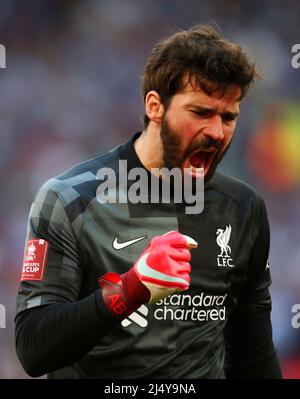 LONDRA, INGHILTERRA - APRILE 16:il Liverpool's Alisson Becker celebra il traguardo di Liverpool 3rd del Liverpool's Sadio Mane durante la semifinale tra Manica della fa Cup Foto Stock
