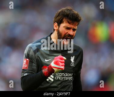 LONDRA, INGHILTERRA - APRILE 16:il Liverpool's Alisson Becker celebra il traguardo di Liverpool 3rd del Liverpool's Sadio Mane durante la semifinale tra Manica della fa Cup Foto Stock