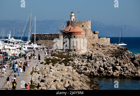 Rodi, Grecia - 28 Settembre, 2021, Rodi Mulini a vento e porto, Rodi città, Grecia Foto Stock