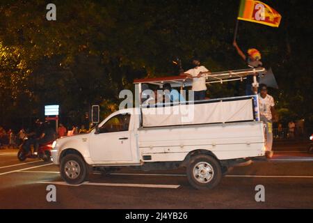 Colombo, Sri Lanka. 16th aprile 2022. La protesta al Galle Face Green continuò per il 9th giorno consecutivo, con persone che si riunirono in gran numero durante la stagione delle festività. Il popolo dello Sri Lanka chiede che il presidente Gotabaya Rajapaksa e il governo si dimettano quando il paese è andato in bancarotta e il costo della vita è schizzato vertiginosamente. Foto Stock