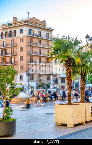 Turisti presso la Fontana Turia nella Piazza della Vergine. La scultura raffigura Nettuno. La fontana è anche conosciuta come il Fuente del Tribunal De Aguas. IO Foto Stock