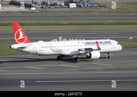 ISTANBUL, TURCHIA - 16 OTTOBRE 2021: Aereo della Turkish Airlines A321-271NX (CN 8732) che atterra all'aeroporto internazionale di Istanbul. Foto Stock