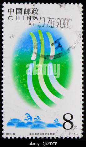 MOSCA, RUSSIA - 27 MARZO 2022: Francobollo stampato in Cina mostra la costruzione del progetto di deviazione dell'acqua da Sud a Nord, serie, circa 2003 Foto Stock