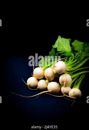 Il bianco irradia su una superficie scura Foto Stock