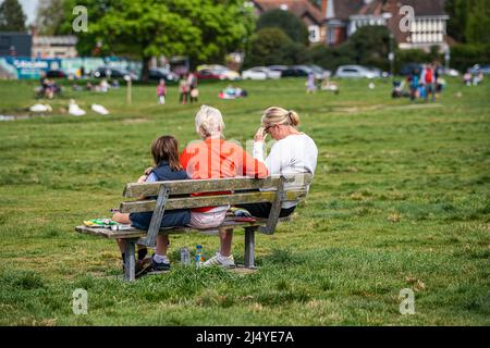 18 aprile 2022. Vista posteriore di persone sedute su una panchina a Wimbledon, Londra, Regno Unito Foto Stock