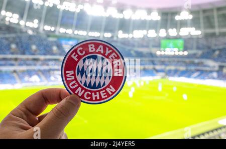 12 settembre 2021, Monaco di Baviera, Germania. L'emblema del club calcistico FC Bayern Monaco sullo sfondo di uno stadio moderno. Foto Stock