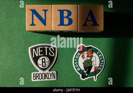 18 aprile 2022, New York, USA. Emblemi dei Boston Celtics e dei playoff della Brooklyn Nets National Basketball Association. Foto Stock