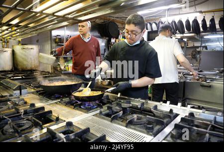 Palma, Spagna. 18th Apr 2022. I cuochi preparano piatti tradizionali nella cucina del ristorante 'Sa Pressa' l'ultimo giorno delle celebrazioni di Pasqua. Credit: Clara Margais/dpa/Alamy Live News Foto Stock