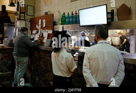 Palma, Spagna. 18th Apr 2022. Lo staff del ristorante 'Sa Pressa' con cucina tipica maiorchina, si prepara ad aprirsi ai clienti l'ultimo giorno delle vacanze pasquali. Credit: Clara Margais/dpa/Alamy Live News Foto Stock