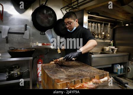 Palma, Spagna. 18th Apr 2022. Richard, chef del ristorante 'Sa Premsa' con cucina tipica maiorchina, costolette di agnello prima di aprire ai clienti l'ultimo giorno di Pasqua. Credit: Clara Margais/dpa/Alamy Live News Foto Stock