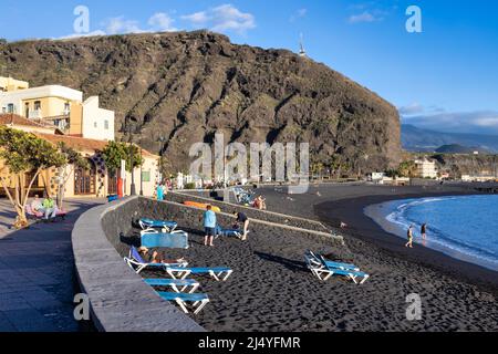 Tazacorte a la Palma Island Spagna - 07 marzo 2022: Boulevard e sdraio lungo la costa atlantica Foto Stock