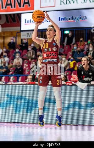 Venezia, Italia. 18th apr, 2022. Shot beatrice attura umana reyer venezia durante il Semifinale - Umana Reyer Venezia vs Segafredo Virtus Bologna, Italian Basketball A1 Serie Donne Match a Venezia, Italy, April 18 2022 Credit: Independent Photo Agency/Alamy Live News Foto Stock