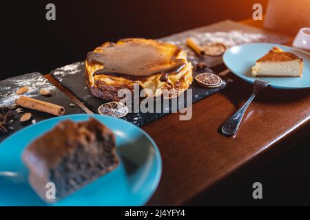 cheesecake basca di san sebastian con crostacei freschi e formaggio cremoso Foto Stock