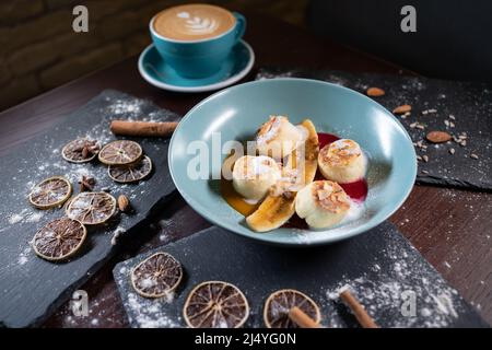 frittelle fresche di caffè e formaggio con banana, mango e salsa di bacca Foto Stock