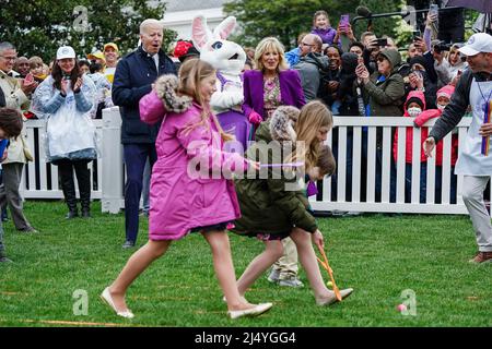 Washington, Vereinigte Staaten. 18th Apr 2022. Il presidente AMERICANO Joe Biden e First Lady Jill Biden, insieme al coniglietto pasquale, partecipa alla Casa Bianca Easter Egg Roll sul prato meridionale della Casa Bianca a Washington, DC, USA 18 Aprile 2022. Credit: Shawn Thew/Pool via CNP/dpa/Alamy Live News Foto Stock