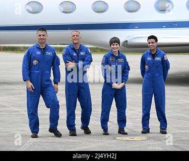 Il quarto equipaggio della NASA che sarà lanciato alla Stazione spaziale Internazionale arriva alla struttura di atterraggio al Kennedy Space Center, Florida, lunedì 18 aprile 2022. Gli astronauti della NASA Kjell Lindgren e Robert Hines, l'astronauta dell'ESA Samantha Cristoforetti e l'astronauta della NASA Jessica Watkins (da l a r) si prepareranno per il lancio alla Stazione spaziale Internazionale. Foto di Joe Marino/UPI Credit: UPI/Alamy Live News Foto Stock