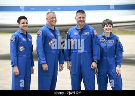 Il quarto equipaggio della NASA che sarà lanciato alla Stazione spaziale Internazionale posa dopo l'arrivo alla struttura di atterraggio al Kennedy Space Center, Florida lunedì 18 aprile 2022. Gli astronauti della NASA Jessica Watkins, Kjell Lindgren, Robert Hines e l'astronauta dell'ESA Samantha Cristoforetti (da l a r) si prepareranno per il lancio alla Stazione spaziale Internazionale. Foto di Joe Marino/UPI Credit: UPI/Alamy Live News Foto Stock