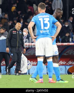 Napoli, Campania, Italia. 18th Apr 2022. Alex Meret di Napoli prende il pallone a distanza da Roger Ibanez di Roma.durante la serie Italiana Una partita di calcio SSC Napoli vs AS Roma il 18 aprile 2022 allo stadio Diego Armando Maradona di Napoli.in foto: Coach Luciano Spalletti (Credit Image: © Fabio Sasso/ZUMA Press Wire) Foto Stock