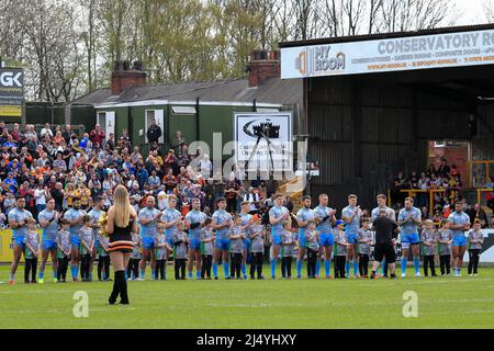 Castleford, Regno Unito. 18th Apr 2022. La squadra di Rhinos si allinea prima della partita a Castleford, Regno Unito, il 4/18/2022. (Foto di James Heaton/News Images/Sipa USA) Credit: Sipa USA/Alamy Live News Foto Stock