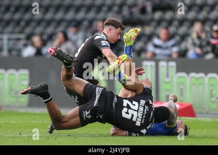 Peter Mataa'utia #3 di Warrington Wolves è affrontato da Mitieli Vulikijapani #25 di Hull FC Foto Stock