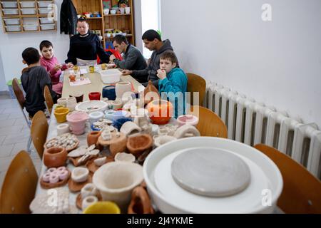 VILSHANY, UCRAINA - 15 APRILE 2022 - i bambini con bisogni speciali che sono stati evacuati dalla regione di Zhytomyr e dal Rih di Kryvyi visitano una classe della ceramica ad un loc Foto Stock