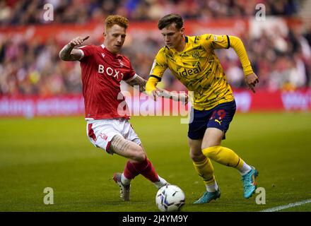 Il Jack Colback di Nottingham Forest (a sinistra) e il Taylor Gardner-Hickman di West Bromwich Albion combattono per la palla durante la partita del campionato Sky Bet al City Ground di Nottingham. Data foto: Lunedì 18 aprile 2022. Foto Stock