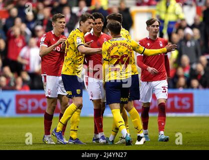 I giocatori parlano con Taylor Gardner-Hickman di West Bromwich Albion per aver calato la palla nella folla durante la partita del campionato Sky Bet al City Ground di Nottingham. Data foto: Lunedì 18 aprile 2022. Foto Stock