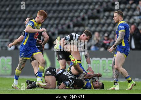 Peter Mataa'utia #3 di Warrington Wolves è affrontato da Mitieli Vulikijapani #25 di Hull FC in, il 4/18/2022. (Foto di David Greaves Photos/ Via/News Images/Sipa USA) Credit: Sipa USA/Alamy Live News Foto Stock