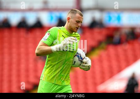 Oakwell, Barnsley, Inghilterra - 18th Aprile 2022 Jack Walton Goalkeeper di Barnsley - durante la partita Barnsley contro Peterborough, Sky Bet EFL Championship 2021/22, a Oakwell, Barnsley, Inghilterra - 18th Aprile 2022 Credit: Arthur Haigh/WhiteRosePhotos/Alamy Live News Foto Stock