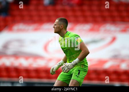 Oakwell, Barnsley, Inghilterra - 18th Aprile 2022 Jack Walton Goalkeeper di Barnsley - durante la partita Barnsley contro Peterborough, Sky Bet EFL Championship 2021/22, a Oakwell, Barnsley, Inghilterra - 18th Aprile 2022 Credit: Arthur Haigh/WhiteRosePhotos/Alamy Live News Foto Stock