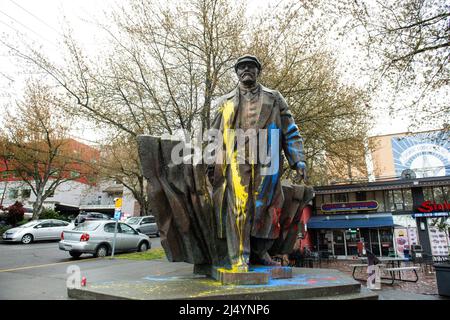 Statua dipinta di blu e giallo di Vladimir Lenin nel quartiere Fremont di Seattle, Washington, USA. Lenin dipinto con colori di bandiera Ucraina. Foto Stock