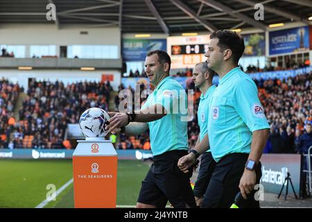 Blackpool, Regno Unito. 18th Apr 2022. L'arbitro Tim Robinson raccoglie la palla da partita a Blackpool, Regno Unito, il 4/18/2022. (Foto di Mark Cosgrove/News Images/Sipa USA) Credit: Sipa USA/Alamy Live News Foto Stock