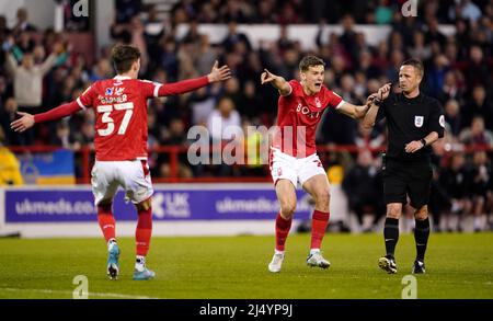 James Garner (a sinistra) e Ryan Yates della foresta di Nottingham fanno appello all'arbitro David Webb prima che venga assegnata una penalità durante la partita del campionato Sky Bet al City Ground di Nottingham. Data foto: Lunedì 18 aprile 2022. Foto Stock