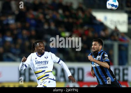 Bergamo, Italia. 18th Apr 2022. Adrien Tameze (Hellas Verona FC) in azione durante Atalanta BC vs Hellas Verona FC, Campionato italiano di calcio A a Bergamo, Italia, Aprile 18 2022 Credit: Independent Photo Agency/Alamy Live News Foto Stock