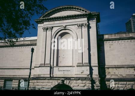 Londra | UK - 2022.04.16: Segni della seconda guerra mondiale che si abbattono sulle mura di Tate Britain Foto Stock