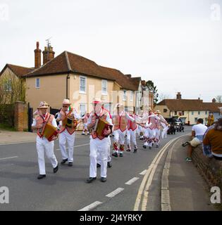 Thaxted Morris Men Dancing a Thaxted Churchyard Thaxted Essex Foto Stock