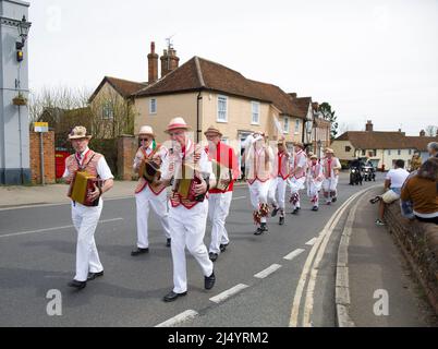 Thaxted Morris Men Dancing a Thaxted Churchyard Thaxted Essex Foto Stock