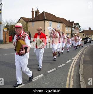 Thaxted Morris Men Dancing a Thaxted Churchyard Thaxted Essex Foto Stock