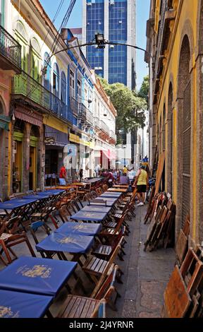 RIO DE JANEIRO, BRASILE - 15 APRILE 2017: La famosa via Ouvidor (Rua do Ouvidor) e la preparazione di tavoli per servire i clienti Foto Stock