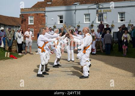 Dancer Dike Morris del Diavolo che ballano a Thaxted Churchyard Essex Foto Stock