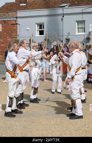 Dancer Dike Morris del Diavolo che ballano a Thaxted Churchyard Essex Foto Stock