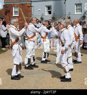 Dancer Dike Morris del Diavolo che ballano a Thaxted Churchyard Essex Foto Stock