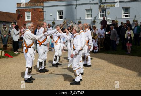 Dancer Dike Morris del Diavolo che ballano a Thaxted Churchyard Essex Foto Stock