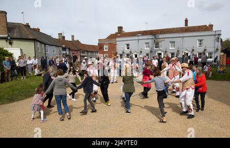 Pubblico che partecipa con Thaxted Morris Men Dancing a Thaxted Churchyard Thaxted Essex Foto Stock