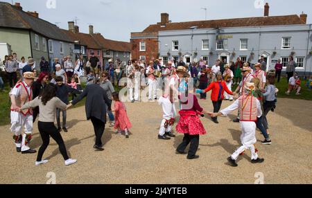 Pubblico che partecipa con Thaxted Morris Men Dancing a Thaxted Churchyard Thaxted Essex Foto Stock