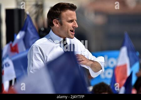 Marsiglia, Francia. 16th Apr 2022. Emmanuel Macron sul palco durante il suo incontro politico. Il candidato presidenziale Emmanuel Macron, della Republique en Marche (LREM) ha avuto un incontro pubblico a Marsiglia. Il secondo turno delle elezioni presidenziali francesi si svolgerà il 24 aprile. (Foto di Gerard Bottino/SOPA Images/Sipa USA) Credit: Sipa USA/Alamy Live News Foto Stock