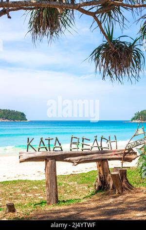 Spiaggia di mare con un'iscrizione dai nodi di alberi spiaggia di Kata in Thailandia sull'isola di Phuket. Viaggi e turismo. Foto Stock