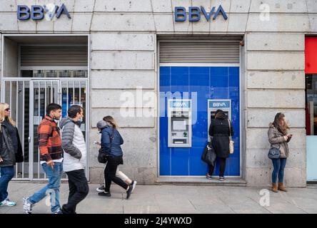 Madrid, Spagna. 03rd Apr 2022. I clienti stanno ritirando denaro da un bancomat presso la banca multinazionale spagnola BBVA in Spagna. (Foto di Xavi Lopez/ SOPA Images/Sipa USA) Credit: Sipa USA/Alamy Live News Foto Stock