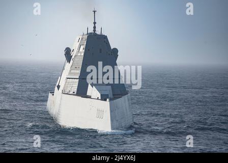 Oceano Pacifico, Stati Uniti. 11 aprile 2022. Il cacciatorpediniere missilistico guidato USS Zumwalt della Marina degli Stati Uniti di classe Zumwalt sta conducendo le operazioni di routine 11 aprile 2022 nell'Oceano Pacifico. Credit: MC1/Mina/Mina Live News Foto Stock